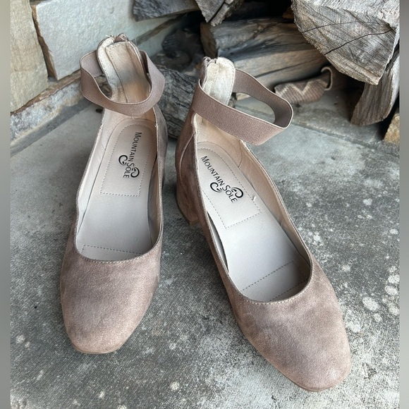 Mountain sole Mickey Tan Elegant Heels with Classic Design Sz-7M.  I - Picture 2 of 8